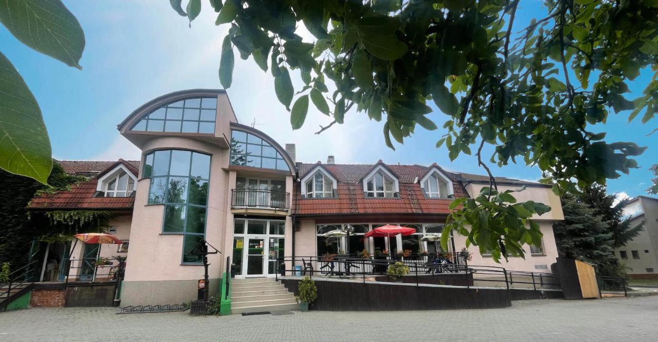 Hotel Colchi Unicov Екстер'єр фото